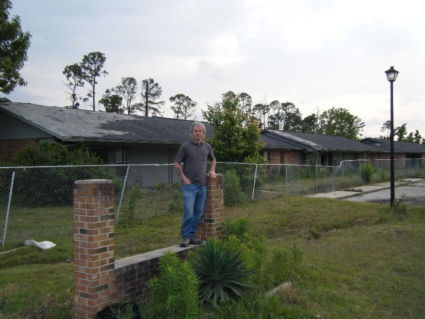 MS - Howie in a disaster area, Waveland