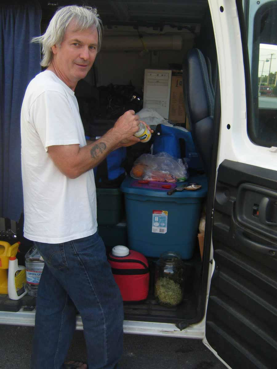 USA - Howie eating lunch in front of the crowded van